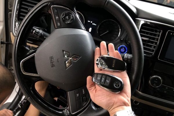 Có nhiều nguyên nhân khiến vô lăng xe hơi bị khóa ngoài ý muốn