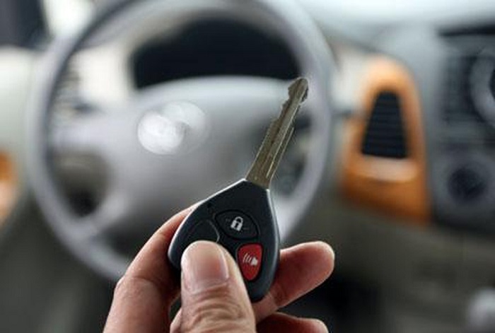 Bôi trơn ổ khóa để mở khóa vô lăng dễ dàng hơn