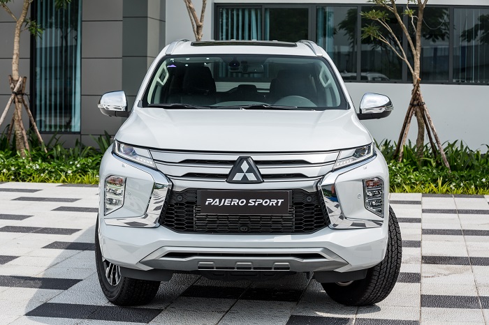 Đầu xe ấn tượng với ngôn ngữ thiết kế đặc trưng của Mitsubishi – Dynamic Shield
