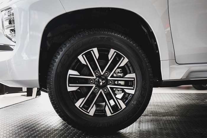 Mâm xe kích thước 18 inch 2 tông màu thể thao